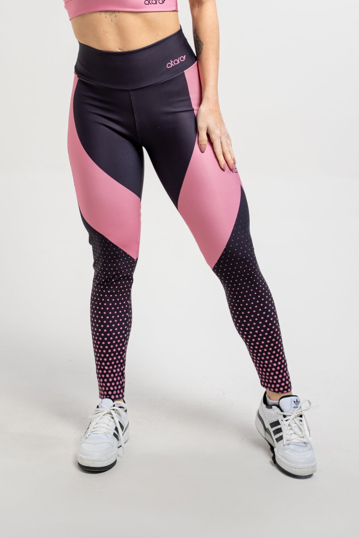Legging Estampa Localizada Preta Poá Rosa - atarafitness